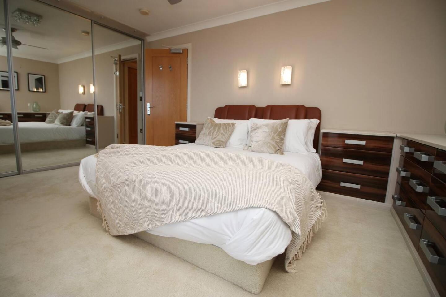 Holiday home 5 Bedroom | Luxury | Stunning Beachview